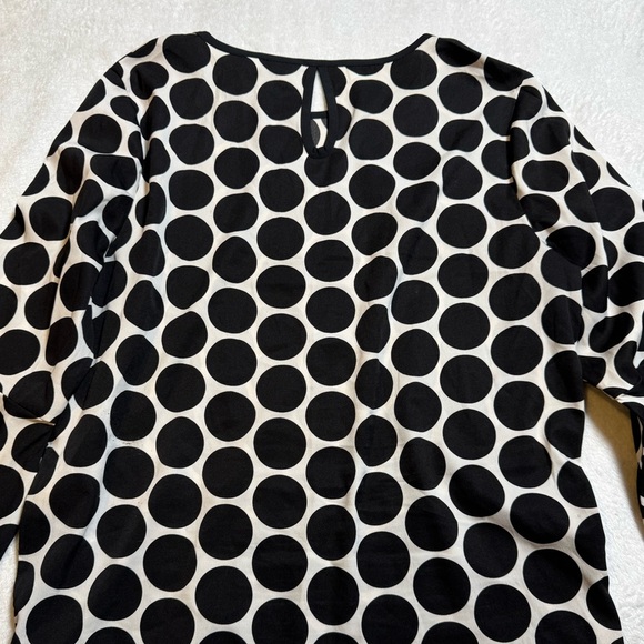 Black and White Boxy Blouse with 3/4 Sleeves and Scoop Neck - Picture 3 of 3